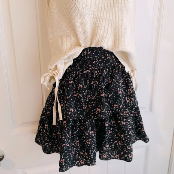 Chelsea & Violet Dresses & Skirts - EUC Chelsea & Violet Black Dainty Floral Skirt sz Large